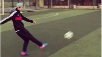 Di waktu senggangnya, pria yang berjuluk flower boy ini memilih bermain sepakbola. (Foto: Instagram/7_luhan_m)