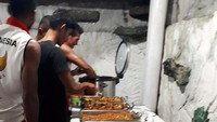 Para atlet mengantre untuk makan siang bersama Menpora Imam Nahrawi usai melakukan latihan fisik dan air. Mercy Raya/detikcom.