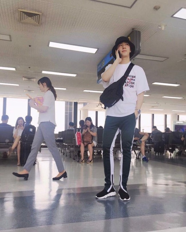 Kasper saat memakai slingbag yang jadi tren di kalangan millennial. Foto: Instagram