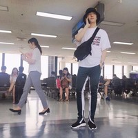 Kasper saat memakai slingbag yang jadi tren di kalangan millennial. Foto: Instagram