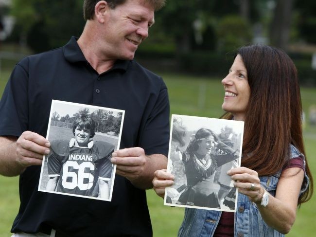 Ned seorang pemain football sama sekali tidak menyangka berjodoh dengan Renee, wanita yang pernah menjadi bagian dari tim pemandu sorak semasa dia bermain football di SMA. Foto: Dok. Instagram thewaywemet, Reddit