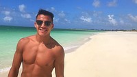 Dalam sejumlah postingannya, Sanchez tampak memamerkan perut sixpack yang bikin para fans meleleh (alexis_officia1/Instagram)