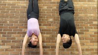Namun keduanya kini lebih sering melakukan olahraga acroyoga karena memang aktivitas ini harus dilakukan bersama-sama. (Foto: Instagram/chelseaoliviaa)