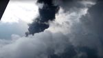 Penampakan Kapal Tanker Terbakar dan Tumpahkan Minyak ke Laut