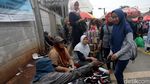 Foto: PKL Kembali Sesaki Trotoar Stasiun Tanah Abang