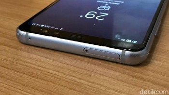 Galaxy A8 hadir dengan RAM 4 GB dan baterai 3.000 mAh. (Foto: detikINET/Adi Fida Rahman)