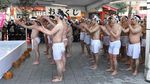 Foto: Wah, Ada Upacara Mandi Bareng di Jepang!