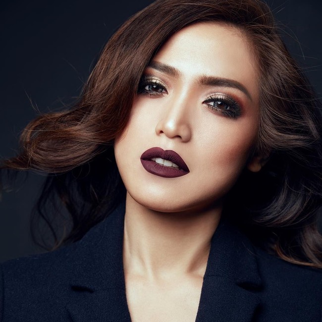 Jessica Iskandar terlihat seksi dengan pulasan lipstik warna ungu gelap dari brand lipstik matte buatannya seharga Rp 99 ribu. Foto: Dok. Instagram