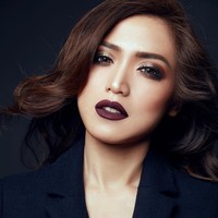 Jessica Iskandar terlihat seksi dengan pulasan lipstik warna ungu gelap dari brand lipstik matte buatannya seharga Rp 99 ribu. Foto: Dok. Instagram
