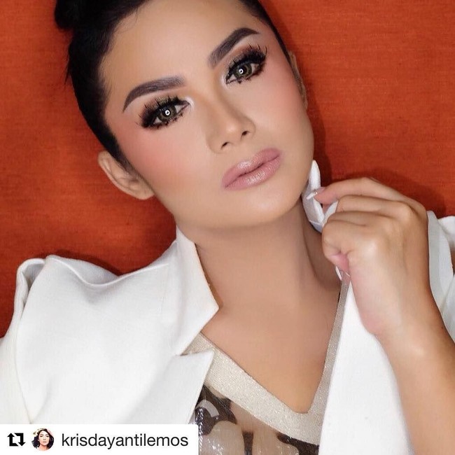 Bekerjasama dengan brand Nefertiti, inilah tampilan Krisdayanti memakai lipstiknya. Terlihat seksi dan feminin ya? Foto: Dok. Instagram