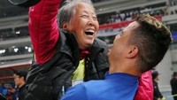 Kapten dan pemain internasional Kolombia Giovanni Moreno pernah memanggul Hong dari lapangan dan mengangkatnya tinggi ke udara saat menonton pertandingan Piala FA China pada bulan November 2017. Legenda NBA Shaquille ONeal pernah swafoto dengan nenek Hong, foto itu diunggahnya ke Weibo dengan caption Wanita ini legenda Shanghai.