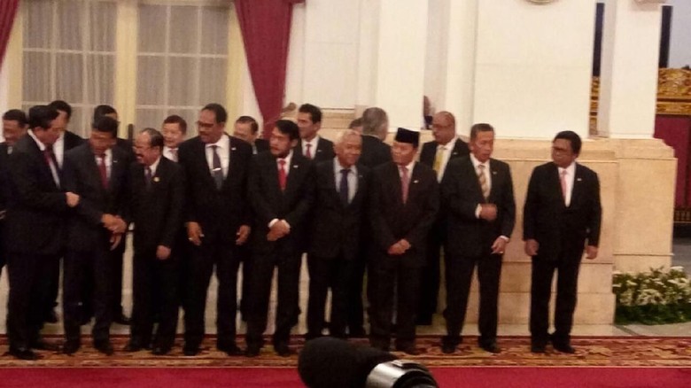 Saat OSO dan Wiranto Jauh-jauhan di Pelantikan Menteri Baru Saat OSO dan Wiranto Jauh-jauhan di Pelantikan Menteri Baru