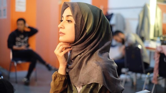 Warna-warna hijab scarf motif Shireen Sungkar juga lembut dan manis. Foto: Instagram