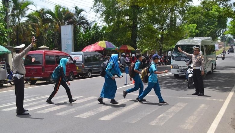 Sekolah Ini Ada di Jalan Nasional Tapi Nihil Rambu 