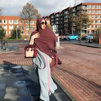 Salmafina Sunan, putri pengacara Sunan Kalijaga kerap tampil dengan hijab syari namun tetap stylish. Ia kerap memadukan busana longgar dan jilbab panjang menutup dada dengan tas dari brand high-end. Foto: Instagram