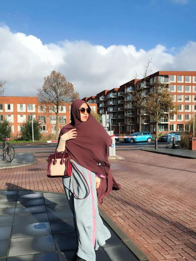 Salmafina Sunan, putri pengacara Sunan Kalijaga kerap tampil dengan hijab syari namun tetap stylish. Ia kerap memadukan busana longgar dan jilbab panjang menutup dada dengan tas dari brand high-end. Foto: Instagram