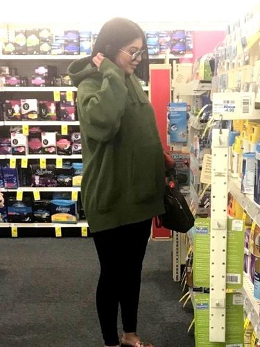 Lagi, Tersebar Foto Hamil Kylie Jenner yang Lebih Dari 6 Bulan 