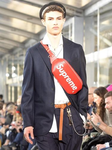 Kolaborasi Louis Vuitton dan Supreme.