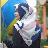 Gaya hijab Zaskia Mecca mengenakan hijab scarf motif sangat simple dan kasual. Foto: Instagram
