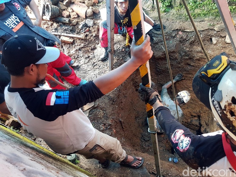 Cek Bungker Karamat, Tim Speleologi Bawa Sampel Tanah dan Batu Cek Bungker Karamat, Tim Speleologi Bawa Sampel Tanah dan Batu