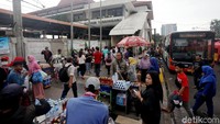 Begini penampakan sejumlah PKL yang memenuhi trotoar di depan Stasiun Tanah Abang, Jakarta, Rabu (17/1/2018).
