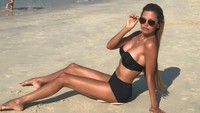 Destinasi pantai tak lepas dari kunjungan Victoria di Dubai. Frying myself, kata dia dalam psotingannya itu (victoriabonya/Instagram)