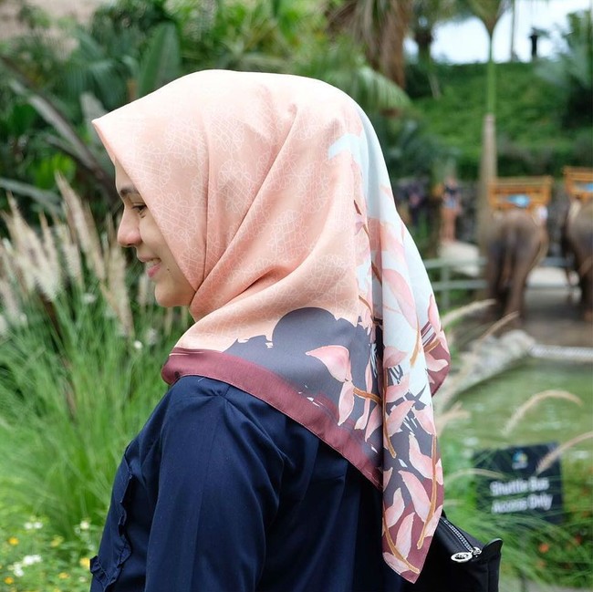Nygta Gina memadukan beragam motif dalam satu tampilan hijab scarf motif yang diproduksinya, seperti polka dot hingga floral. Foto: Instagram