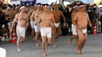 Upacara itu pun sekaligus menjadi atraksi wisata bagi turis yang tengah singgah ke Jepang. Negeri Sakura memang punya banyak tradisi menarik (AFP)