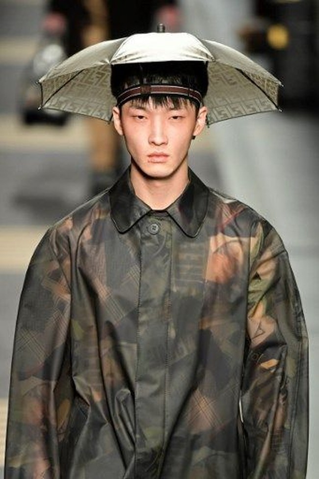 Payung topi dihiasi motif monogram Fendi, FF, yang ikonik. Foto: AFP