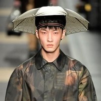 Payung topi dihiasi motif monogram Fendi, FF, yang ikonik. Foto: AFP