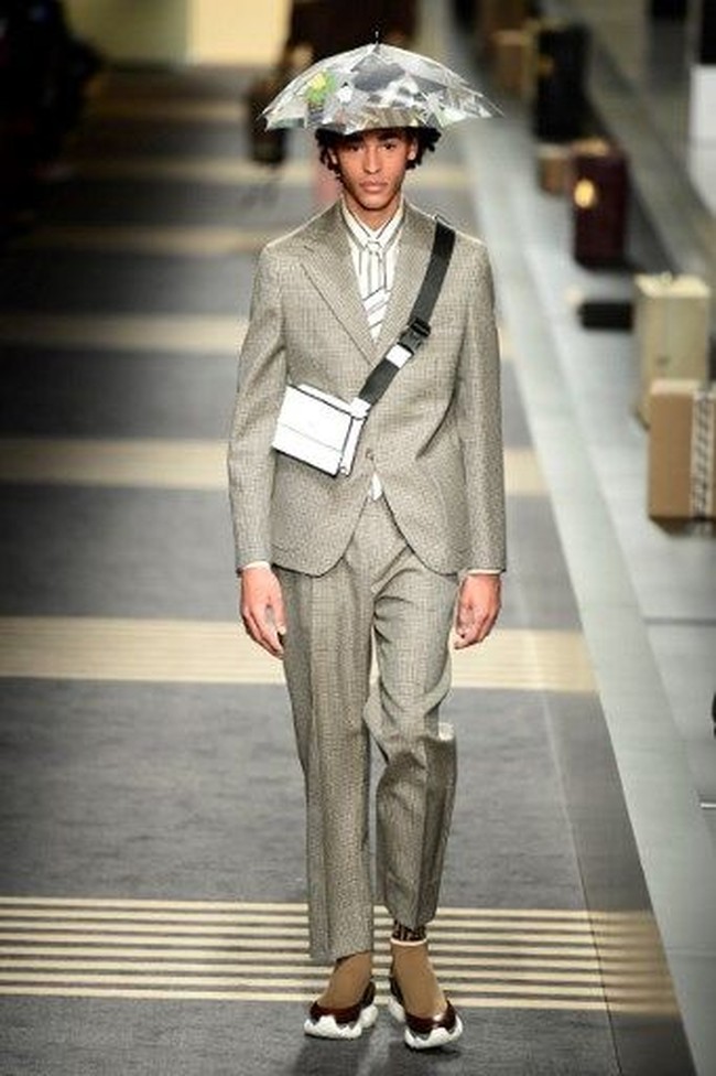 Hampir semua koleksinya dipadukan dengan gaya monokrom atau satu warna senada. Misalnya coat cokelat yang dipadukan celana beige, atau setelan serba abu-abu. Foto: AFP