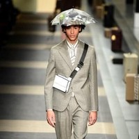 Hampir semua koleksinya dipadukan dengan gaya monokrom atau satu warna senada. Misalnya coat cokelat yang dipadukan celana beige, atau setelan serba abu-abu. Foto: AFP