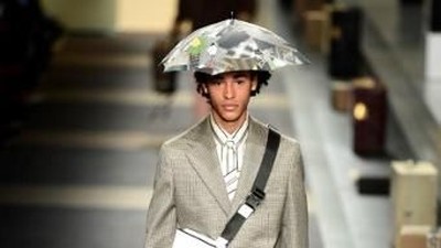 Foto: Tren Pakai Payung Topi dari Fashion Show Fendi