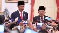 Jokowi juga abuka suara terkait posisi Airlangga Hartarto yang rangkap jabatan sebagai Ketua Umum Partai Golkar dan Menteri Perindustrian. Menurutnya Airlangga merupakan sosok yang sudah menguasai konsep industri nasional.