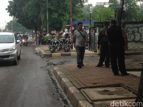 Polisi Berjaga di Dekat Gedung Eks TPI