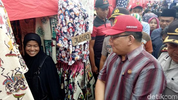  Anggota Ombudsman Adrianus Meliala datang ke kawasan Tanah Abang