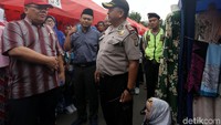 Kepada wartawan, Adrianus menyebut pedagang dan pembeli sama-sama diuntungkan dengan dibuatnya lapak.