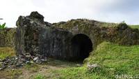 Benteng ini telah menjadi salah satu cagar budaya yang bisa disaksikan wisatawan yang berkunjung ke Pulau Ay (Syanti/detikTravel)
