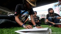 Taman baca yang dirintis komunitas sosial FISIP UIN Jakarta ini memiliki ratusan judul buku dan majalah yang bisa dinikmati oleh anak jalanan ataupun masyarakat lainnya.