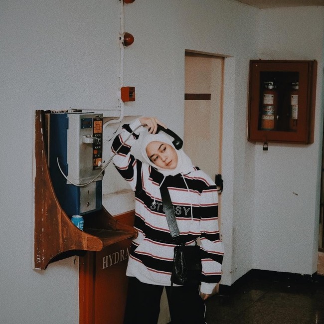 Gaya Intan Khasanah juga cukup nyeleneh tidak seperti kebanyakan hijabers. Foto: Instagram