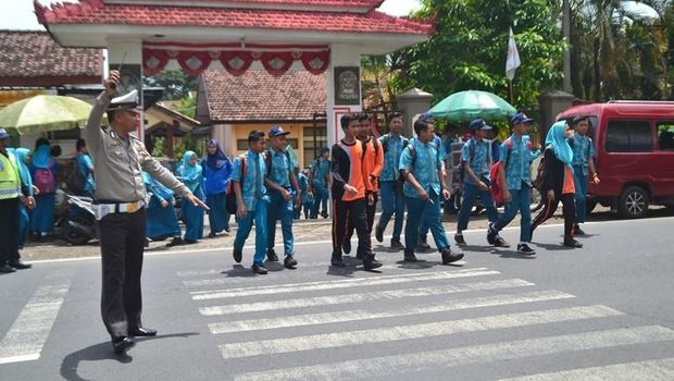 Polisi membantu menyeberangkan pelajar karena tak ada pelican crossing