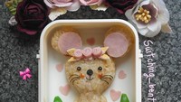 Balerina yang satu ini berbentuk tikus kecil. Kalau tadi dari mashed potato, yang ini dari onigiri atau nasi kepal khas Jepang. Foto: Instagram @suitching_bento