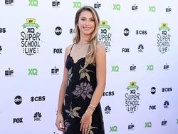 Gaya Unik Putri Cantik Steve Jobs Tenteng iPhone