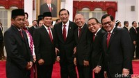 Ini lah potret kebersamaan menteri di Kabinet Kerja. Mereka foto bersama usai pelantikan Idrus Marham dan Jenderal (purn) Moeldoko.