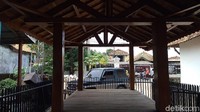 Konon, Bale Gede menjadi tempat pengambilan sumpah sejak zaman kolonialisme. Situs tersebut memiliki enam tiang penyangga. Tiang tersebut melambangkan jabatan aparatur pemerintahan desa. Bale Gede mulai difungsikan dan dikeramatkan oleh masyarakat sekitar abad 18, tepatnya pada zaman Ki Bagus Rangin. (Sudirman Wamad/detikTravel)