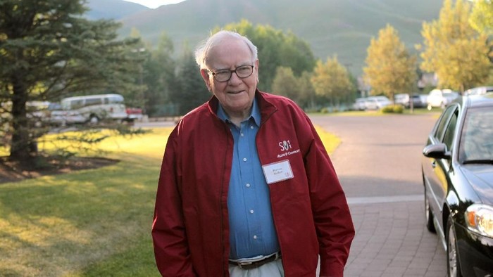 SUN VALLEY, ID - JULY 07:  Warren Buffett, chairman of Berkshire Hathaway, attends the Allen & Company Sun Valley Conference on July 7, 2011 in Sun Valley, Idaho. The conference has been hosted annually by the investment firm Allen & Company each July since 1983 and is typically attended by many of the worlds most powerful media executives.  (Photo by Scott Olson/Getty Images)