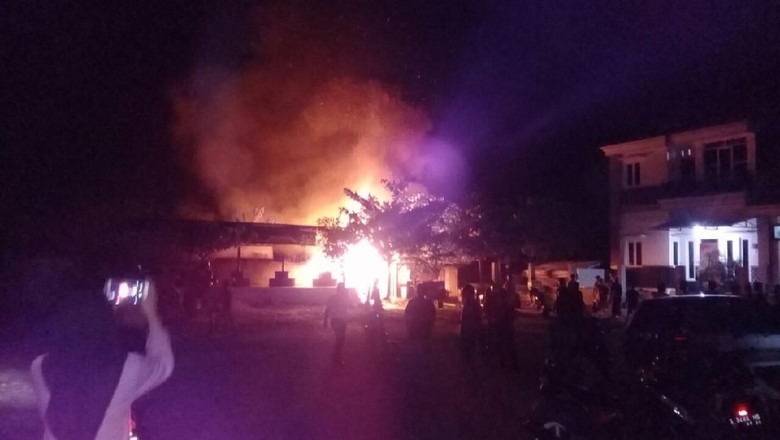 Kebakaran Hanguskan Dua Warung dan Satu Rumah di Lamongan Kebakaran Hanguskan Dua Warung dan Satu Rumah di Lamongan