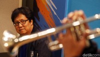 Erwin menyaksikan penampilan musik yang memeriahkan peresmian EGMS.