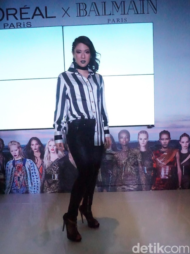 Menurut Dian, dia bahkan tak ragu menggunakan lipstik warna ngejreng tersebut untuk keseharian. Aku pernah pakai lipstik warna ungu  siang-siang. Warna-warna bold menunjukkan orang-orang yang kreatif dan artsy, kata Dian.  Foto: Kiki Oktaviani/Wolipop