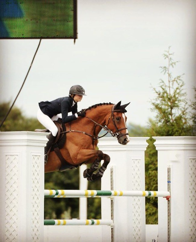 Selain pintar, Eve juga pandai berkuda. Ia pun aktif berkompetisi dan cukup berpretasi. Foto: Instagram Eve Jobs